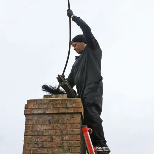 коминочистач отпушва комин от горе надолу