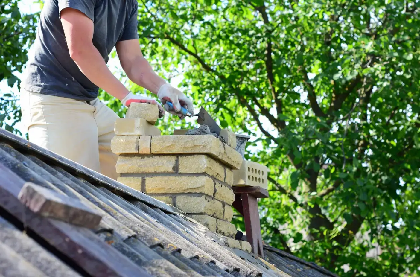 майстор ремонтира комин