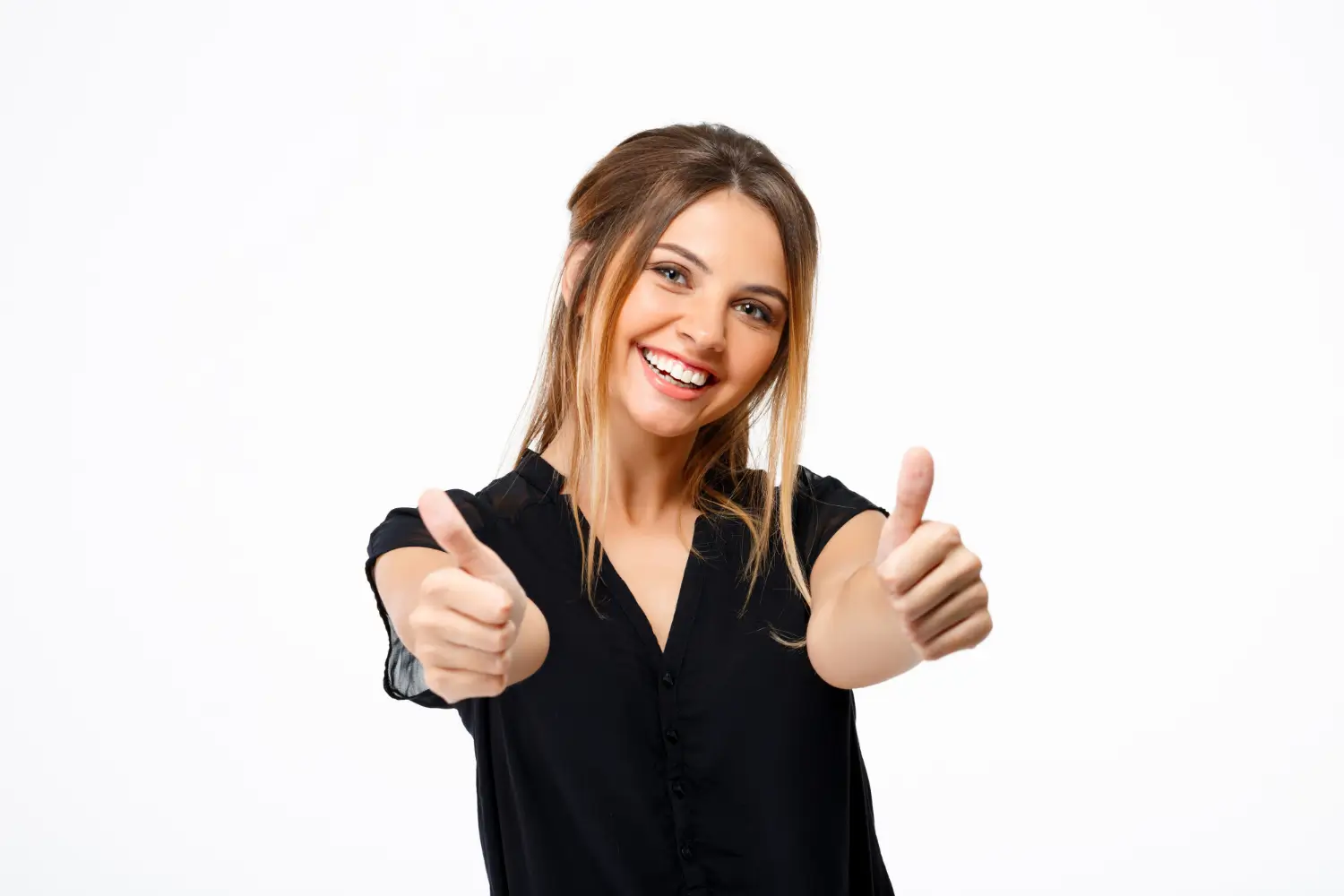 жена показваща вдигнати палци